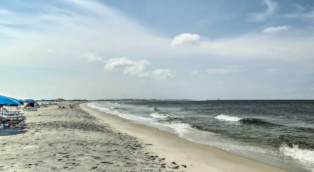 Апартаменты с 2 комнатами с балконом Beachfront Dauphin Island Condo w/ 2 Pools & Sauna
