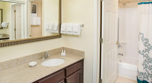 Люкс с 2 комнатами Courtyard by Marriott Richmond Northwest