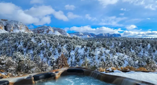 Коттедж Skyfall Cabin. Stunning views, Hot Tub, minutes from Zion