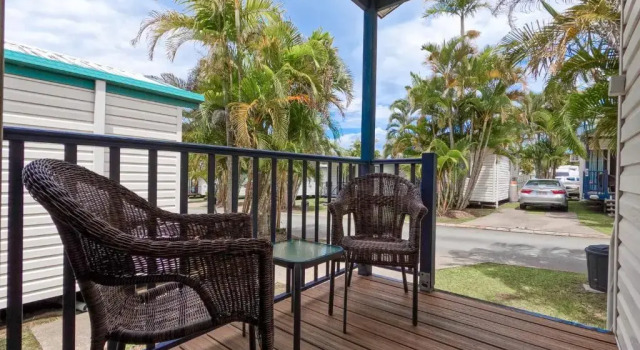 Четырёхместная вилла с 2 комнатами Alex Beach Cabins and Tourist Park