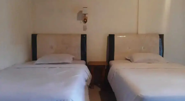 Laster Jonys, Book Hotel Tuk Tuk 