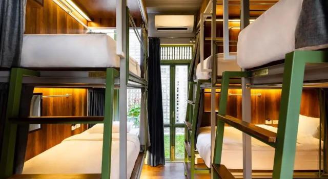 Кровать в общем номере Khunluang Hostel