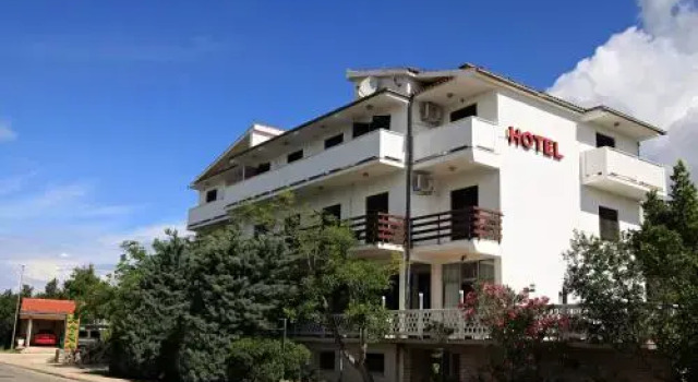 Hotel Rajna, Забронировать Отель Отели Стариград-Пакленица с парковкой, рядом с Национальный парк Пакленица, Парковка
