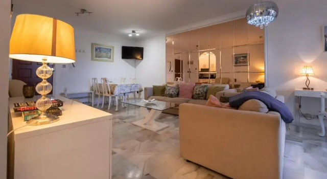 Neptune Suite-hosted by Sweetstay, Prenota Hotel Gibilterra Gibilterra