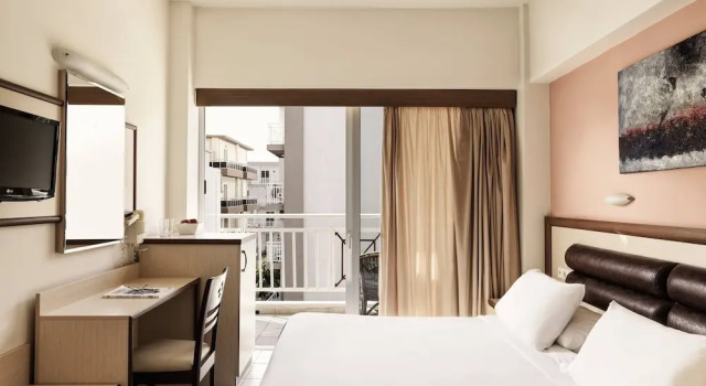Двухместный номер Standard с балконом Pearl Hotel