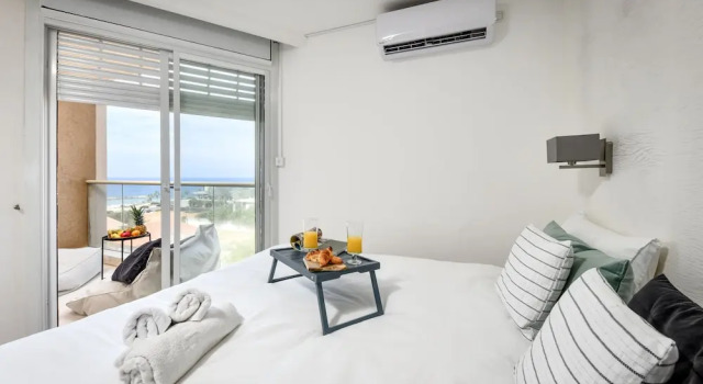 Modern Gem with Stunning Balcony by Sea N Rent, Varaa Huoneisto Herzliya Center District Israel