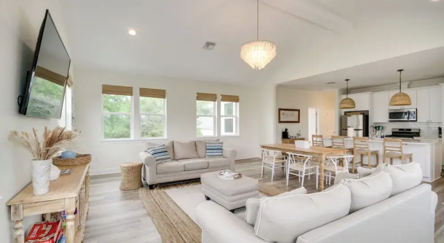 Коттедж с 4 комнатами с балконом Waveland Vacation Rental w/ Private Heated Pool