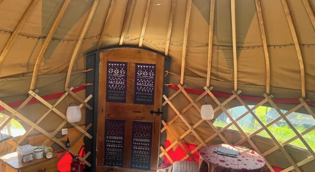 Spacious Yurt - Sleeps 2 -river and Mountain View