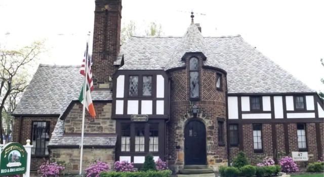 Fitzgerald's Irish Bed & Breakfast, Book Hotel Hoteller i Painesville med parkering, Parkering