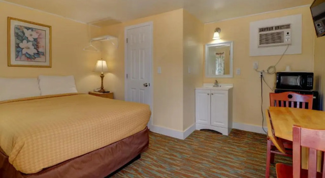 Brookside Inn & Cottages, Varaa Hotelli Hotellit New England uima-altaalla, Uima-allas