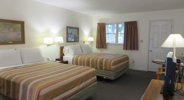 Четырёхместный номер Standard Цокольный этаж с балконом Bayside Inn & Marina