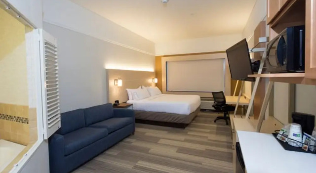 Люкс c 1 комнатой Holiday Inn Express Hotel & Suites Chesterfield - Selfridge Area by IHG