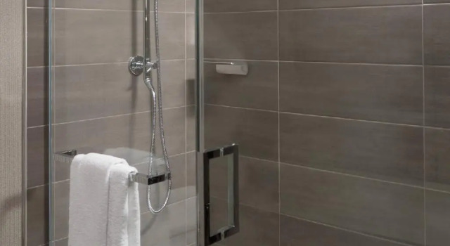 Четырёхместный номер Standard с балконом и с видом на бассейн Atlanta Airport Marriott