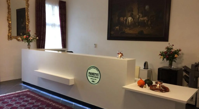 Hotel Panství Dlouhá Lhota, Rezerwuj Hotel Hotele w Central Bohemia z parkingiem, Parking