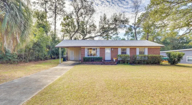 Коттедж 4 Mi to Fsu! Family Gem w/ Deck in Tallahassee
