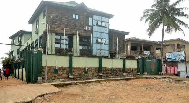 Oyins Holiday Inn Annex