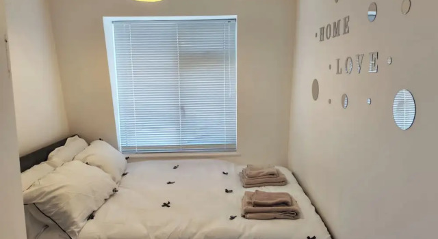 Coventry House Near City Centre & A45, Book Feriehus Sommerhuse i Coventry, Hytte