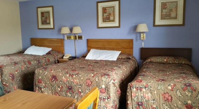 Четырёхместный номер Standard Spillway Motel
