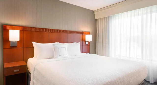 Двухместный люкс c 1 комнатой Courtyard Bloomington Normal