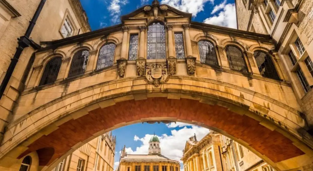 The New52 - A Modern 2 Bed Apartment Located in the Heart of Oxford City