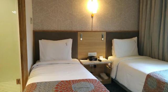 Кровать в общем номере Holiday Inn Express Hyderabad Banjara Hills by IHG
