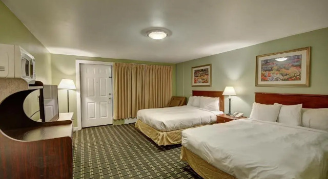 Четырёхместный номер Standard Colonial Motel