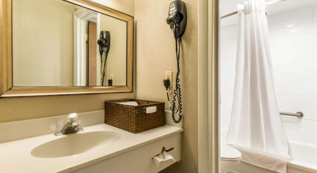 Четырёхместный номер Standard Econo Lodge Berea