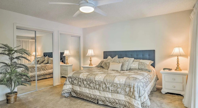 Апартаменты Lakefront Townhome w/ View in Hot Springs Village