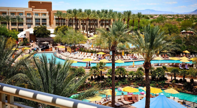 Четырёхместный номер Standard с балконом и с видом на бассейн JW Marriott Phoenix Desert Ridge Resort & Spa
