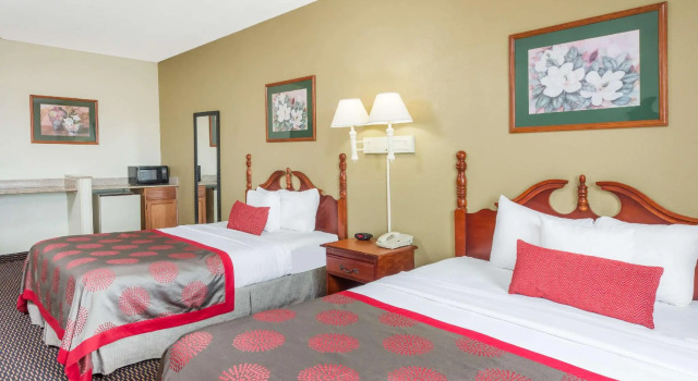 Четырёхместный номер Standard Ramada by Wyndham Columbia
