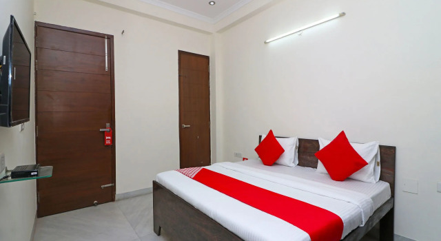 OYO 15736 Little Residency, Забронировать Отель Гургаон 