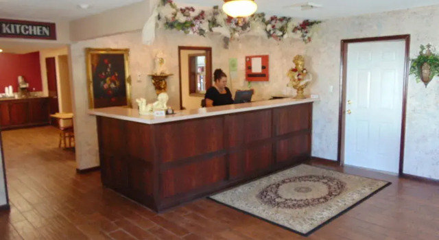 Queen Anne Inn II, Забронировать Отель Отели Table Rock Lake с парковкой, Парковка