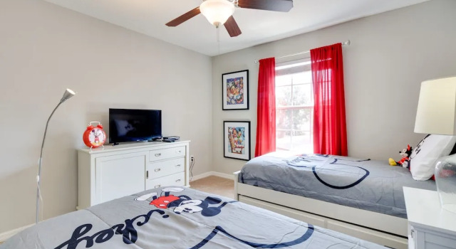 Modern Kissimmee Townhome w/ Fenced Pool & Patio!, Rezerwuj Apartament Hotele w Kissimmee z parkingiem, Parking