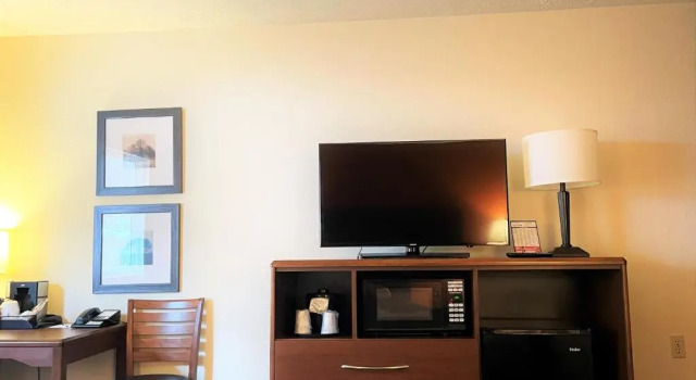 Номер Standard AmericInn by Wyndham Petoskey
