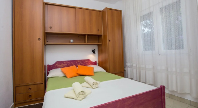 Apartments and Room Thea