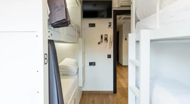 Кровать в общем номере (мужской номер) Airhostel Barcelona Airport 24h