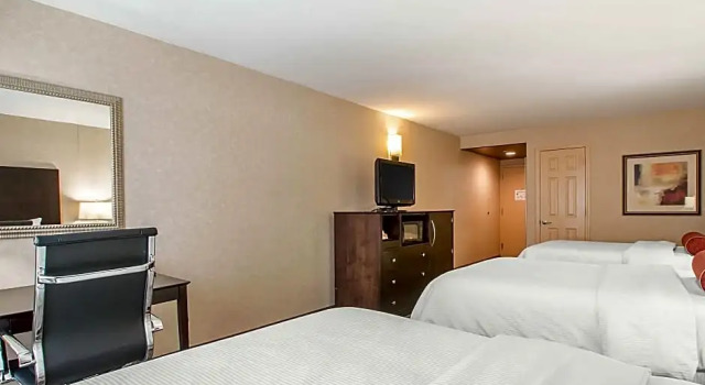 Шестиместный номер Standard Clarion Inn Elmhurst - Oak Brook near I-88, I-290, I-294