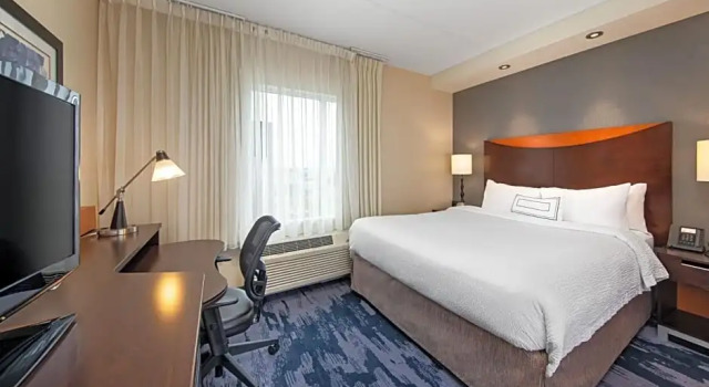 Двухместный люкс Fairfield Inn & Suites by Marriott Toronto Mississauga