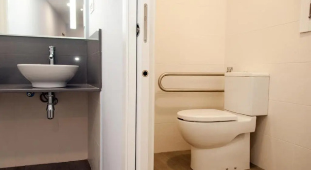 Кровать в общем номере Albergue Linares