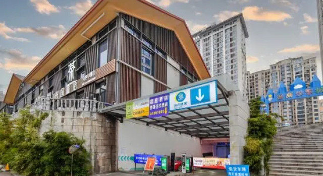 Jingqi Lianmin Hotel (Shenggao Plaza), Rezerwuj Hotel Hotele w Ziyang z parkingiem, Parking