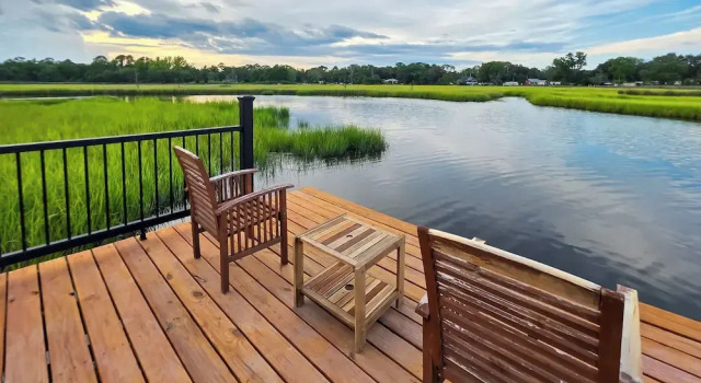 Коттедж 7 Mi to Dtwn Jacksonville: Riverfront Home w/ Deck
