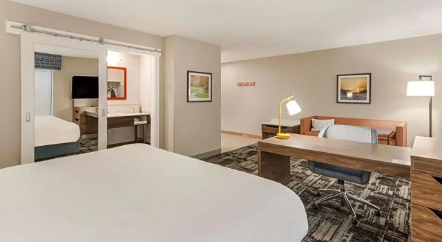 Двухместный люкс Hampton Inn & Suites By Hilton Benton Harbor