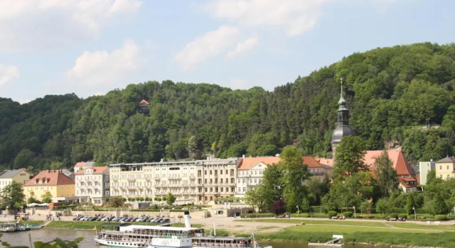 Коттедж Villa Sonnenburg Gästehaus - Blick auf die Stadt und die Elbe - Parkplatz