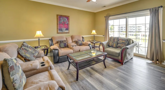 3 Mi to Ocean: Resort Condo in Myrtle Beach!, Забронировать Курортный отель Отели Миртл-Бич с парковкой, рядом с PineHills Palmetto at Myrtlewood Golf Club, Парковка