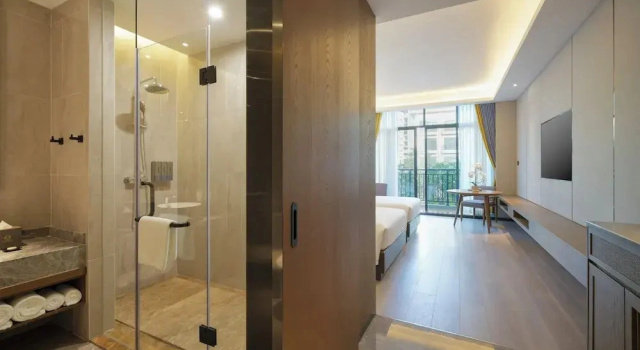 Двухместный номер Standard с балконом и с видом на бассейн DongHu Resort Hotel