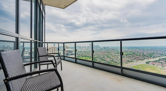 Lovely 3 Bed 4 Bath Penthouse with Roof Top Terrace close to Airport, Varaa Hotelli Mississauga 