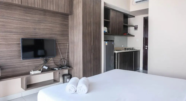 Relaxing and Homey Studio Casa De Parco Apartment, Book Apartment Hotels in South Tangerang with a Pool, Swimming Pool