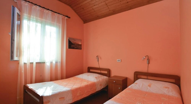 Amazing Home in Necujam With Wifi and 2 Bedrooms, Rezerwuj Hotel Hotele w Split-Dalmatia County z parkingiem, Parking