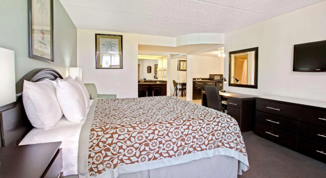 Двухместный студия-люкс Days Inn by Wyndham Orlando Airport Florida Mall