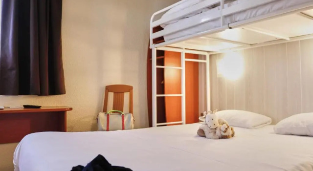 Трёхместный номер Standard Brit Hotel Chambery